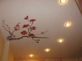 фотопечать на потолке ветка сакуры